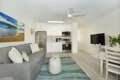Image de Modern condo in Heart of Waikiki! 1 block to beach, Ac, Wi-Fi, free parking!
