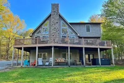 Image de Stunning 6 bdrm Pocono Chalet, game room, Hot Tub & 2 blocks to lake and pools.