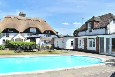 Image de Thatched Cottage with Secure Garden, Dog & Family Friendly!