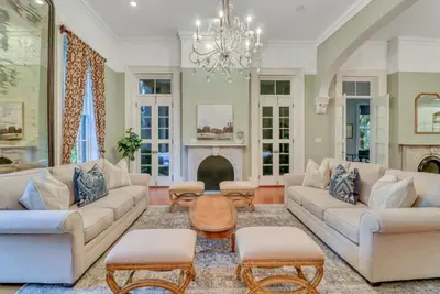 Image de Stunning Historic Home c. 1871 w/ Dream Kitchen and Parking by Lucky Savannah