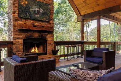 Image de Riverside Relaxation, Fireside Moments & Serene Sips in Mountain Breezes - Toccoa River Mist
