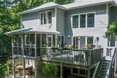 Image de Hot Tub, Screen Porch, Grill, Privacy, Ample Parking, No Bunks, onsite Amenities