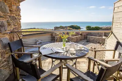 Image de Luxury coastal cottage 20m from the beach. Fantastic sea views. Dog friendly.
