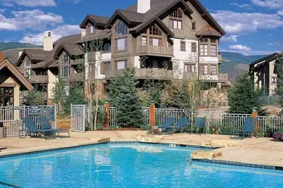 Image de 3bd\/2 ba Mnt Mod w\/ Ac, Pool, Hot Tub in Gated Arrowhead - Ski In Out in Winter!