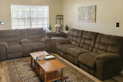 Image de Charming Home- 15 mins from Historic Downtown, W+D