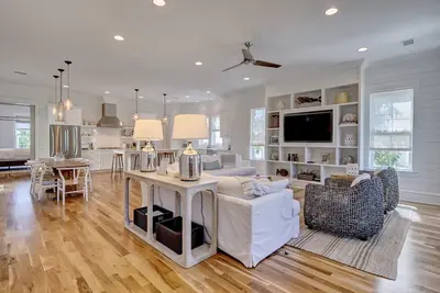 Image de Custom, prestigious Southern Living Home on Bhi!