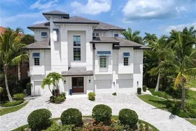 Image de New 7. 5m Luxury High End Waterfront Home w/ Amazing views! Short Walk To Beach