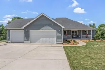 Image de Large Home with Ideal Central Sister Bay Location!