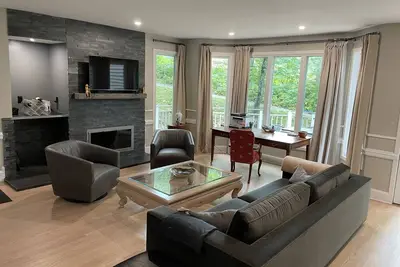 Image de All New. Beautiful 3 Bedroom Town Home.