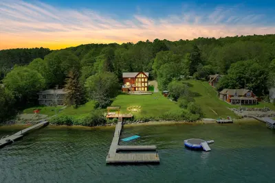 Image de Waterfront Paradise | Sauna • Hot Tub • Sleeps 20