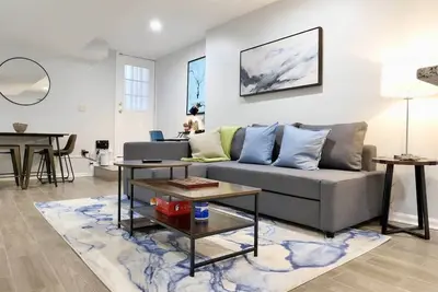 Image de Trendy Apt in Bloomingdale - Parking
