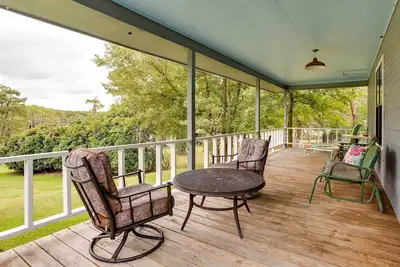 Image de Doyline Cottage w\/ Large Porch & Lake Access!