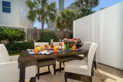 Image de Pet Friendly ~ 75 Steps To Beach ~ Great for Families ~ (2) Pools, Pickleball, Tennis, Shuffleboard!