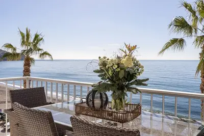 Image de Maison \"Modern luxury beach Penthouse\" avec vue sur la mer, terrasse, balcon, climatisation et Wi-Fi