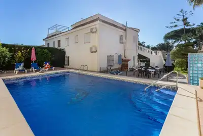 Image de Villa de 5 chambres avec piscine privée et jardin