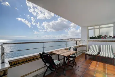 Image de Appartement \"Boulevard 302\" près de la mer avec vue sur mer et piscine