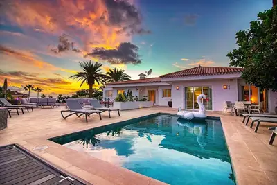 Villa Ginevra, idéale pour les grands groupes, avec piscine, sauna et jardin.