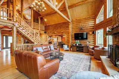 Image de Bracken Lodge: Lake Access, Hot Tub, Fireplace, Fire Pit!