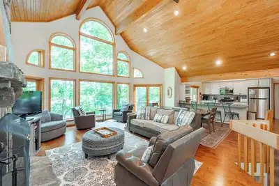 Image de New! Blue Stone Lodge: Lakefront, Hot Tub, Fireplaces!