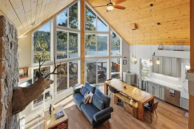Image de Window Wonderland by Destination Big Bear : Custom Luxury Built Near the Lake! Breathtaking Lake Views! Gameroom! Hot Tub!