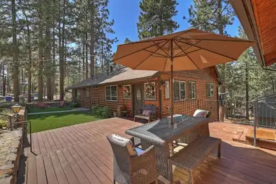 Image de Flapjacks and Lumberjacks by Destination Big Bear : Walk to the Lake in Boulder Bay! Theater Room! Foosball!