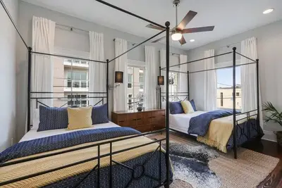 Image de Beautiful Renovated Home with Private Heated Pool