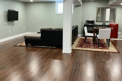 Image de Entire Big Basement Unit with Separate Entrance