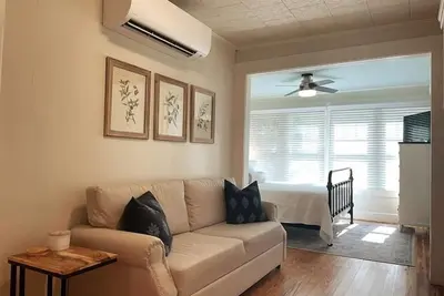 Image de Fresh & Comfy Studio Apartment w\/ Kitchenette