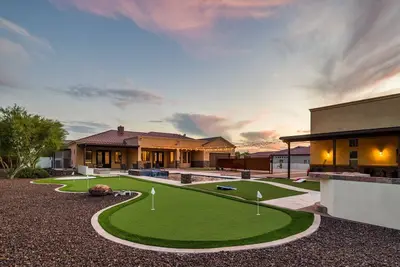 Image de Contemporary North Scottsdale Gem - Putting green, game room and more!