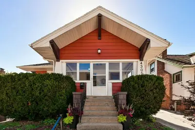 Image de Beautiful, comfortable home with a tidy backyard and garage space.