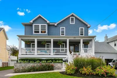 Image de A completely updated Centennial Monmouth Beach property