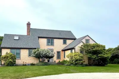 Image de Beautiful Tom Nevers home. \nAuto ferry ticket available for remaining 2026 weeks.