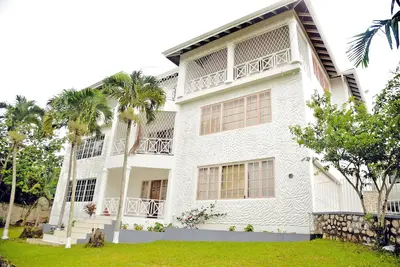 Image de SuiteVille in Mandeville, Shopping Malls, Beaches, Parks, Highway nearby