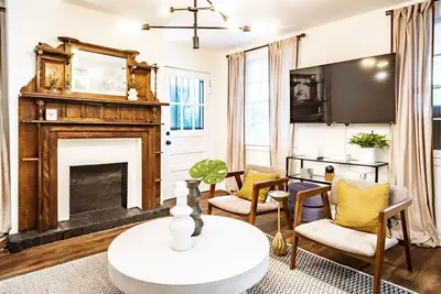 Image de Classy Mid-Century Victorian ★ Ground-Floor ★ 2 Blocks from Forsyth Park