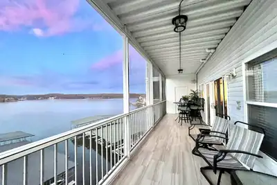 Image de Remodeled Condo, with Main Channel View! Osage Beach!