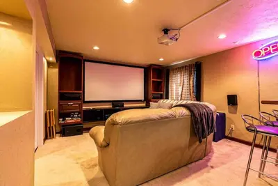 Image de Hot Tub | Theater | Firepit | Gym | Yard | Foosbal