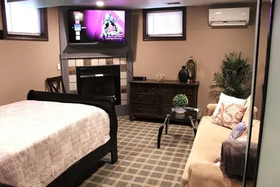 Image de Comfortable private unit with hot tub and free parking