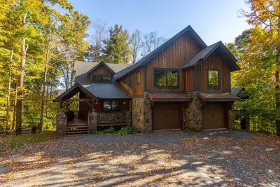 Image de Rustic Cedar Rock Townhome at Eagles Nest - Front of the mountain, hot tub, firepit, pool table!
