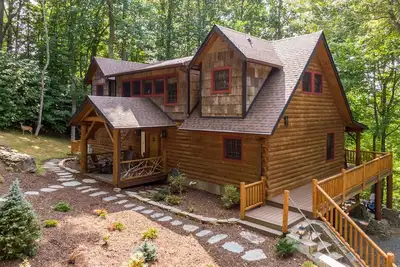 Image de Running Waters Lodge - private log home with hot tub, game room, fire pit!