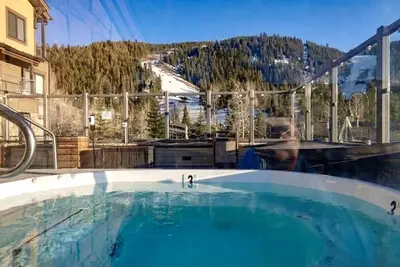 Image de Ski In/Out / Steps 2 Lift / 2 Hot Tubs /Fire Pit! !