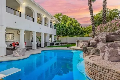 Image de The Gatsby -  Sleeps 22 in beds!