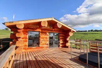 Image de Cedar Cabin, pet friendly, with hot tub in Clifton Upon Teme