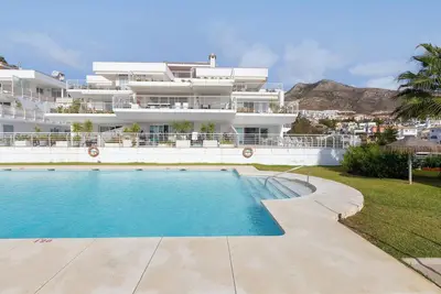 Image de Bel appartement avec terrasse ensoleillée, piscine et vue sur mer