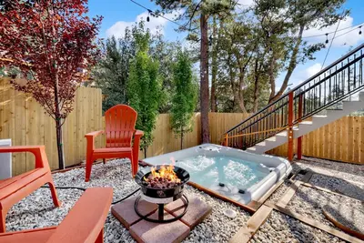 Image de Chimney Peak Big Bear Chalet w/ Hot Tub + Games