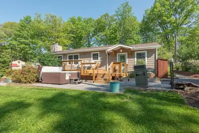 Image de New! Lakeview Oasis: Lakefront, Hot Tub!