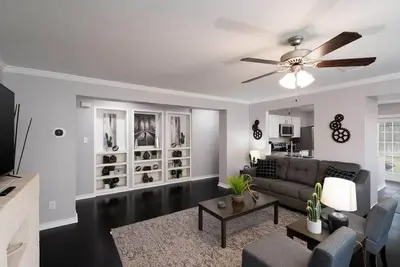 Image de Welcome to Ashley! <br>Relax in this bright and airy one story home in a quiet, desirable neighborhood