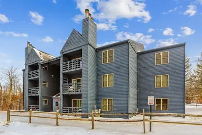 Image de Walk to the lift at Timberline Mt. Welcome to Slope Side Delight!