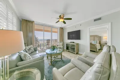 Image de Azure 201--4 Bed/3 Bath Direct Beach Front Condo with Beach Service & Views! !