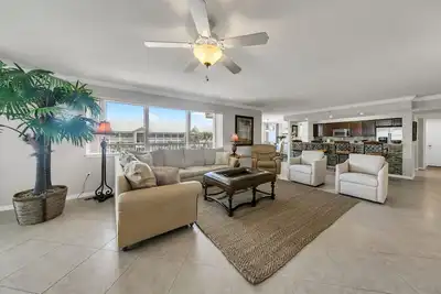 Image de Osprey 301--3b/3Ba Corner Extremely Large Condo- Ask us about Boat Slips