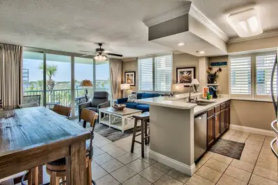 Image de Sandpiper 401 Corner Condo with Fantastic Views of Bay and Beach! !